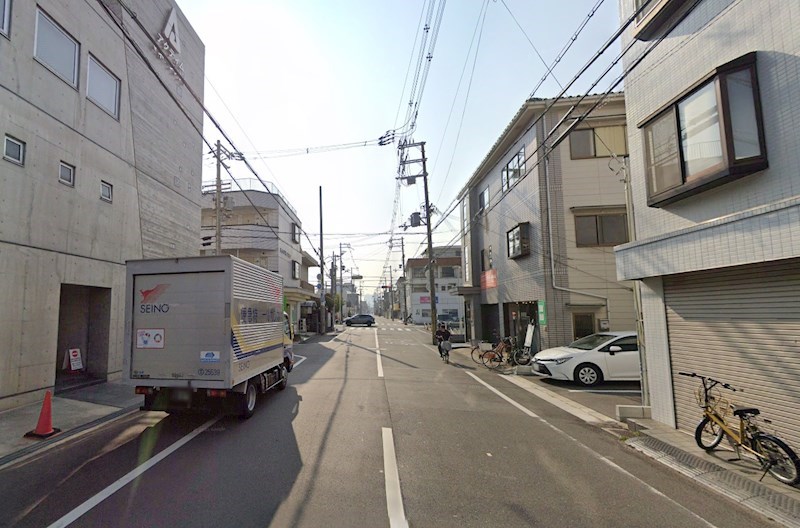 貸店舗・事務所　東大阪市 小若江２丁目　広さ約１６坪　軽飲食可　電動シャッター付き　住居付店舗 キッチン