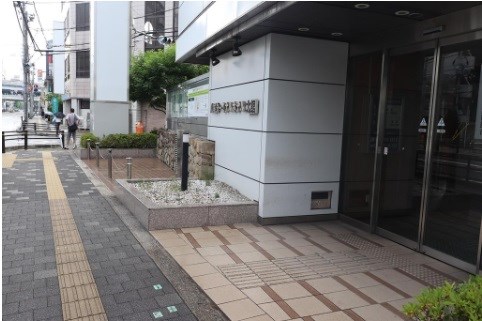 貸店舗・事務所　八尾市 光町１丁目　広さ約５７坪　EVあり　※飲食店不可　八尾ターミナルホテル北館 玄関