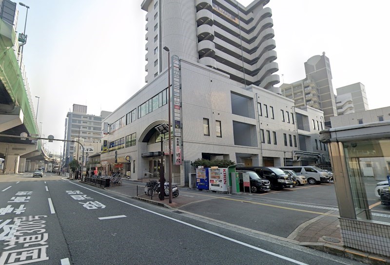貸店舗・事務所　東大阪市 長田中１丁目　広さ約３４坪　長田センタービル 玄関