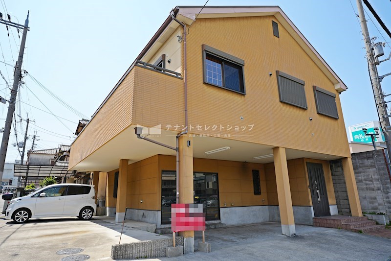 貸店舗・事務所　柏原市 古町３丁目　広さ延べ約４８坪　駐車７台可　角地　作業場付き住居 外観