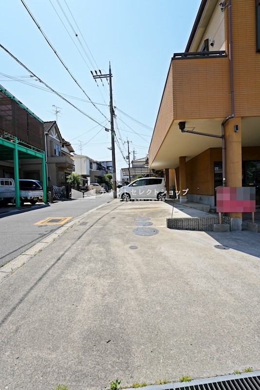 貸店舗・事務所　柏原市 古町３丁目　広さ延べ約４８坪　駐車７台可　角地　作業場付き住居 その他