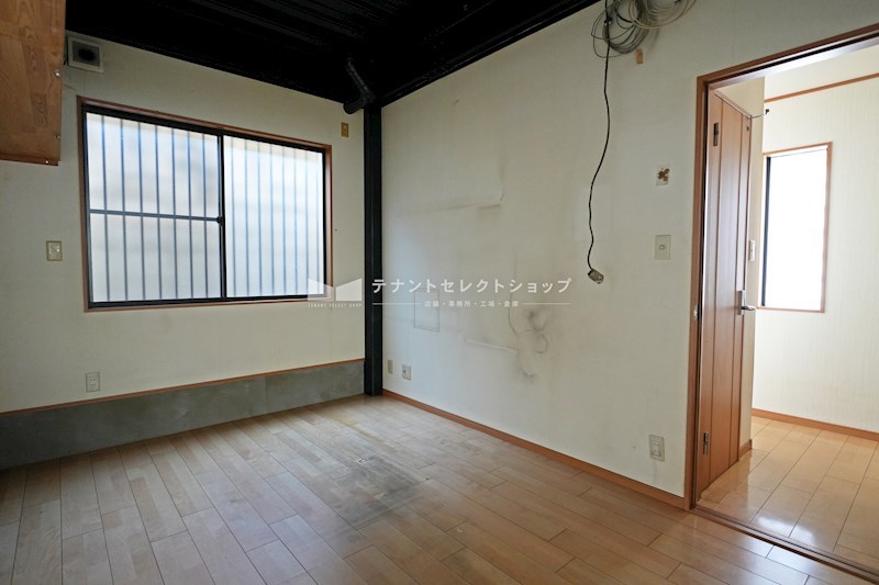 貸店舗・事務所　柏原市 古町３丁目　広さ延べ約４８坪　駐車７台可　角地　作業場付き住居 その他