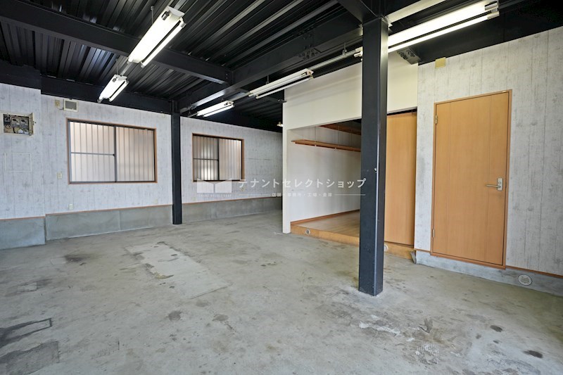 貸店舗・事務所　柏原市 古町３丁目　広さ延べ約４８坪　駐車７台可　角地　作業場付き住居 玄関