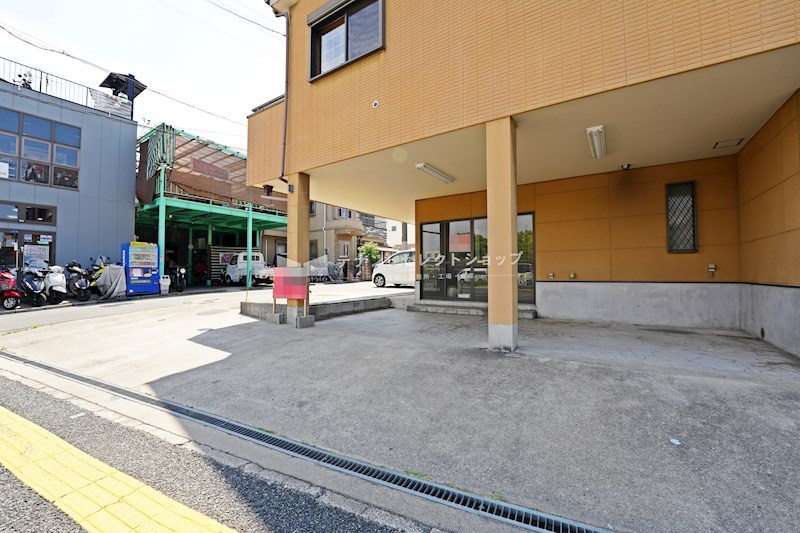 貸店舗・事務所　柏原市 古町３丁目　広さ延べ約４８坪　駐車７台可　角地　作業場付き住居 その他