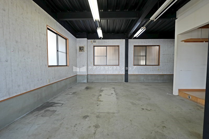 貸店舗・事務所　柏原市 古町３丁目　広さ延べ約４８坪　駐車７台可　角地　作業場付き住居 その他