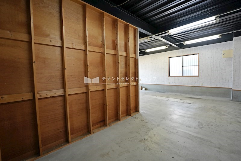 貸店舗・事務所　柏原市 古町３丁目　広さ延べ約４８坪　駐車７台可　角地　作業場付き住居 その他