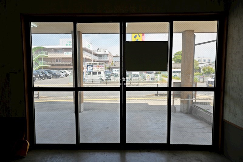 貸店舗・事務所　柏原市 古町３丁目　広さ延べ約４８坪　駐車７台可　角地　作業場付き住居 その他