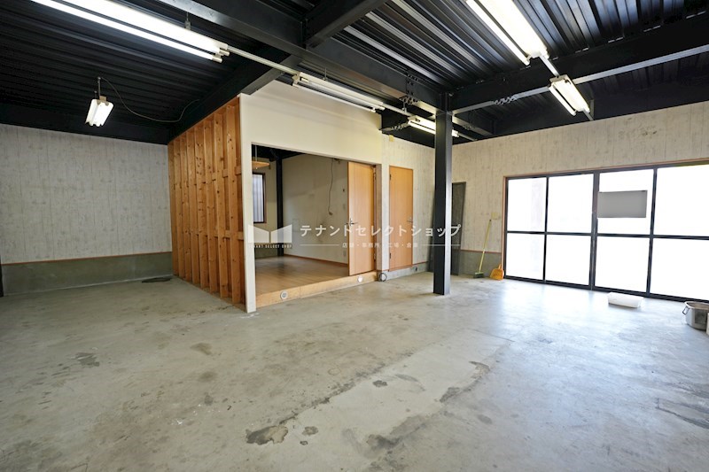 貸店舗・事務所　柏原市 古町３丁目　広さ延べ約４８坪　駐車７台可　角地　作業場付き住居 ベッドルーム