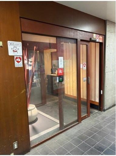 貸店舗・事務所　大阪市平野区 瓜破２丁目　広さ約１０２坪　居抜き　飲食可　ｗｉｔｈビル 玄関