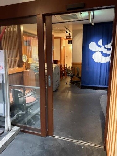 貸店舗・事務所　大阪市平野区 瓜破２丁目　広さ約４４坪　居酒屋居抜き　分割区画　ｗｉｔｈビル 玄関