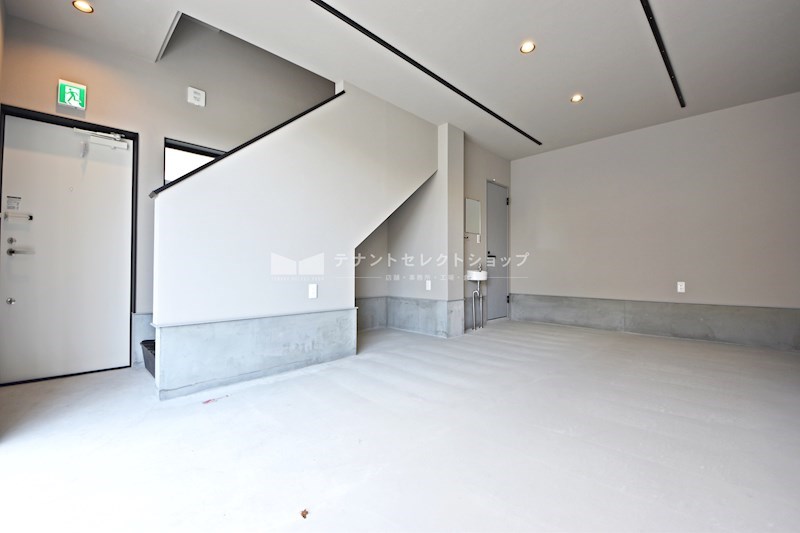 貸倉庫・事務所　八尾市 高砂町２丁目　広さ延べ約１２坪　屋外Ｐ１台付き　ガレージハウス　Eliz八尾高砂 間取り