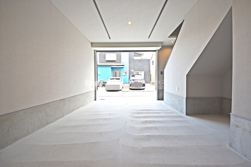 貸倉庫・事務所　八尾市 高砂町２丁目　広さ延べ約１２坪　屋外Ｐ１台付き　ガレージハウス　Eliz八尾高砂 その他