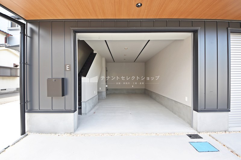 貸倉庫・事務所　八尾市 高砂町２丁目　広さ延べ約１２坪　屋外Ｐ１台付き　ガレージハウス　Eliz八尾高砂 玄関