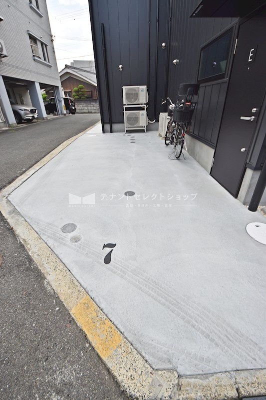 貸倉庫・事務所　八尾市 高砂町２丁目　広さ延べ約１２坪　屋外Ｐ１台付き　ガレージハウス　Eliz八尾高砂 その他