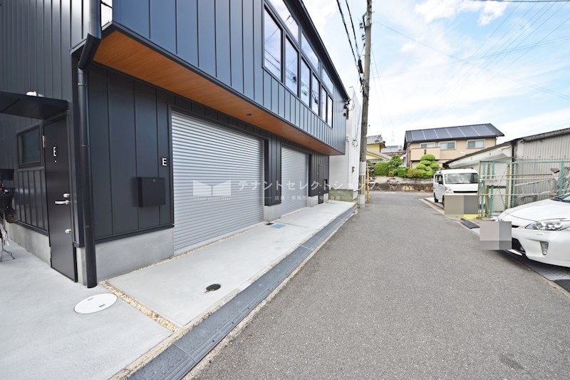 貸倉庫・事務所　八尾市 高砂町２丁目　広さ延べ約１２坪　屋外Ｐ１台付き　ガレージハウス　Eliz八尾高砂 その他