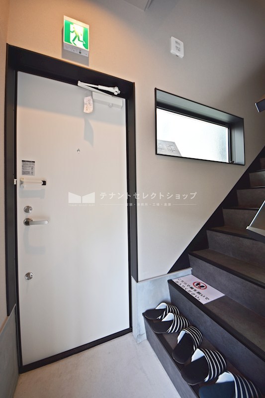 貸倉庫・事務所　八尾市 高砂町２丁目　広さ延べ約１２坪　屋外Ｐ１台付き　ガレージハウス　Eliz八尾高砂 その他