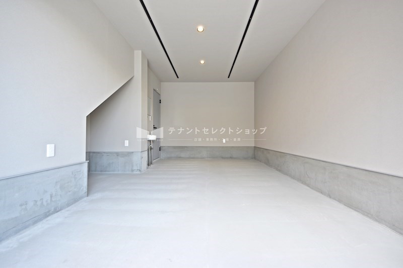貸倉庫・事務所　八尾市 高砂町２丁目　広さ延べ約１２坪　屋外Ｐ１台付き　ガレージハウス　Eliz八尾高砂 リビング