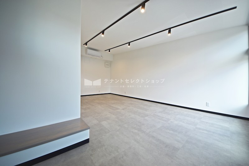 貸倉庫・事務所　八尾市 高砂町２丁目　広さ延べ約１２坪　屋外Ｐ１台付き　ガレージハウス　Eliz八尾高砂 その他