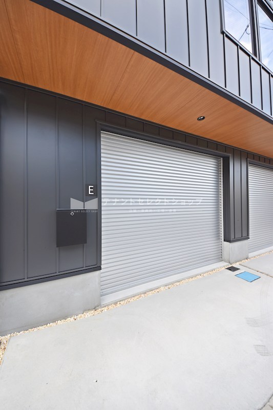 貸倉庫・事務所　八尾市 高砂町２丁目　広さ延べ約１２坪　屋外Ｐ１台付き　ガレージハウス　Eliz八尾高砂 その他