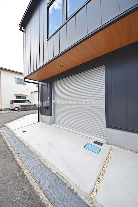 貸倉庫・事務所　八尾市 高砂町２丁目　広さ延べ約１２坪　屋外Ｐ１台付き　ガレージハウス　Eliz八尾高砂 その他
