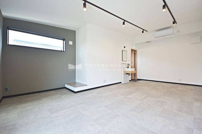 貸倉庫・事務所　八尾市 高砂町２丁目　広さ延べ約１２坪　屋外Ｐ１台付き　ガレージハウス　Eliz八尾高砂 ベランダ