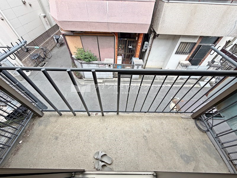 貸店舗・事務所　東大阪市 衣摺３丁目　広さ延べ約１２坪　テラスハウス ベランダ