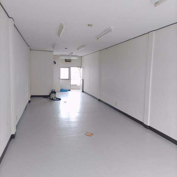 貸店舗・事務所　大阪市平野区 喜連２丁目　広さ約１４坪　トイレあり　エアコンあり　喜連共同ビル 玄関