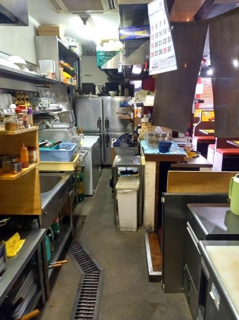 貸店舗・事務所　東大阪市 加納８丁目　広さ約１４坪　ネパールカレー店跡　路面店 キッチン