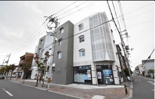 貸店舗・事務所 東大阪市 吉田6丁目 広さ約18坪 第一種中高層住居専用地域 セネシオ1F 外観