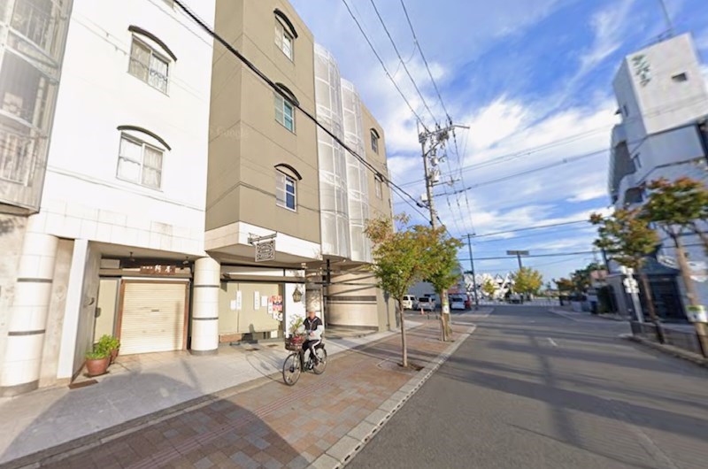 貸店舗・事務所　東大阪市 吉田６丁目　広さ約１８坪　第一種中高層住居専用地域　セネシオ１F 玄関