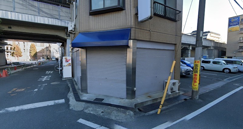 貸店舗・事務所　東大阪市 荒川３丁目　広さ約９坪　トイレ・ミニキッチンあり　近隣商業地域 玄関
