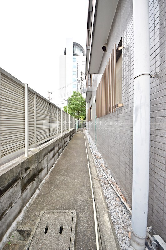 貸店舗・事務所　八尾市 北本町２丁目　広さ約２６坪　軽飲食可　路面店　角区画　アンリハイツ ベランダ