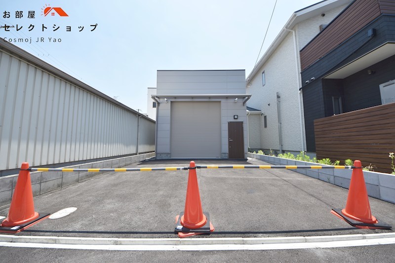 貸倉庫　大阪市平野区 加美正覚寺２丁目　広さ約１０坪　前面ガレージ２台分付き　トイレ・流し台あり 外観