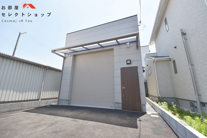 貸倉庫　大阪市平野区 加美正覚寺２丁目　広さ約１０坪　前面ガレージ２台分付き　トイレ・流し台あり その他