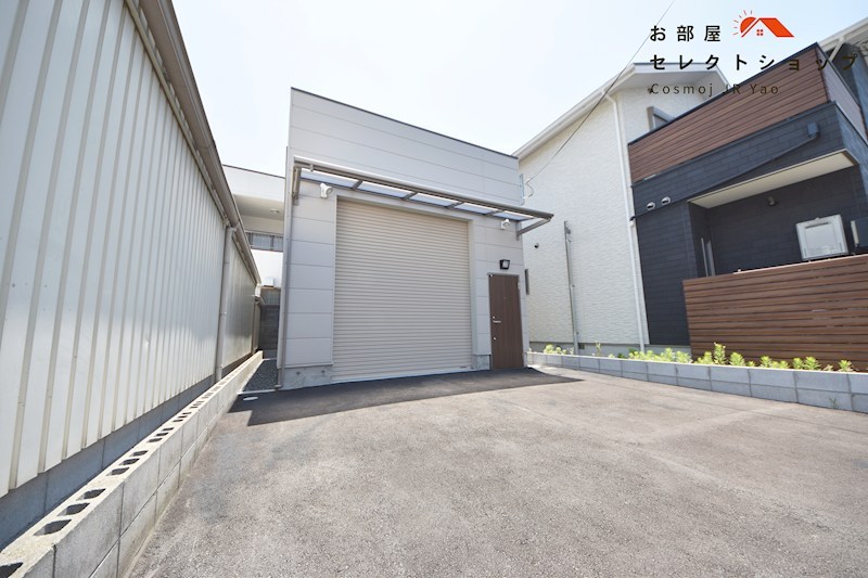 貸倉庫　大阪市平野区 加美正覚寺２丁目　広さ約１０坪　前面ガレージ２台分付き　トイレ・流し台あり その他