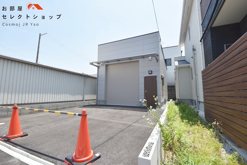 貸倉庫　大阪市平野区 加美正覚寺２丁目　広さ約１０坪　前面ガレージ２台分付き　トイレ・流し台あり その他
