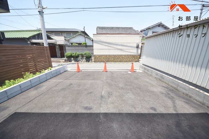 貸倉庫　大阪市平野区 加美正覚寺２丁目　広さ約１０坪　前面ガレージ２台分付き　トイレ・流し台あり その他