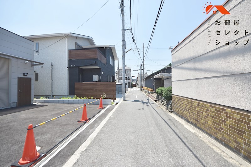 貸倉庫　大阪市平野区 加美正覚寺２丁目　広さ約１０坪　前面ガレージ２台分付き　トイレ・流し台あり その他
