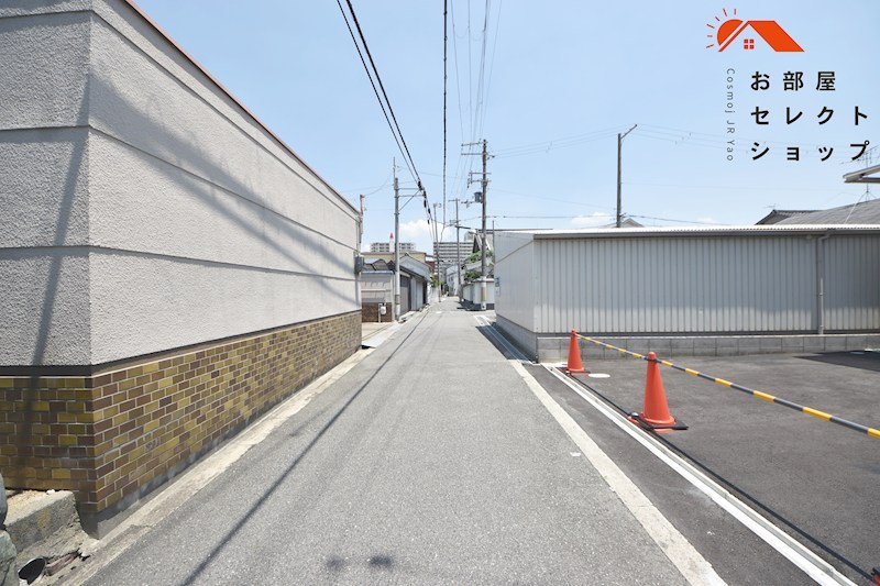 貸倉庫　大阪市平野区 加美正覚寺２丁目　広さ約１０坪　前面ガレージ２台分付き　トイレ・流し台あり その他