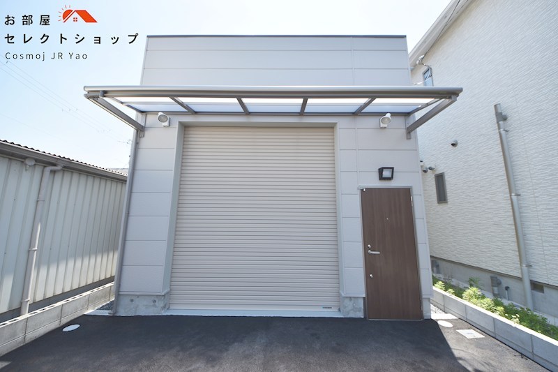 貸倉庫　大阪市平野区 加美正覚寺２丁目　広さ約１０坪　前面ガレージ２台分付き　トイレ・流し台あり その他