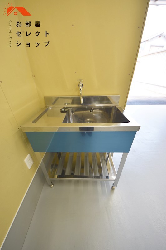 貸倉庫　大阪市平野区 加美正覚寺２丁目　広さ約１０坪　前面ガレージ２台分付き　トイレ・流し台あり キッチン