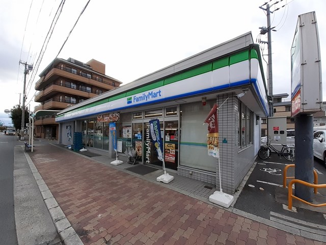 貸倉庫　大阪市平野区 加美正覚寺２丁目　広さ約１０坪　前面ガレージ２台分付き　トイレ・流し台あり コンビニ