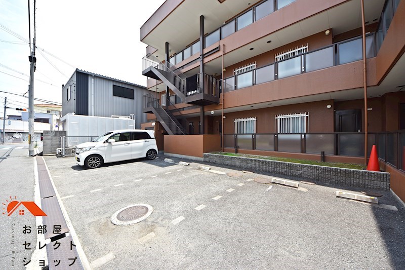 ニードハイツ 駐車場