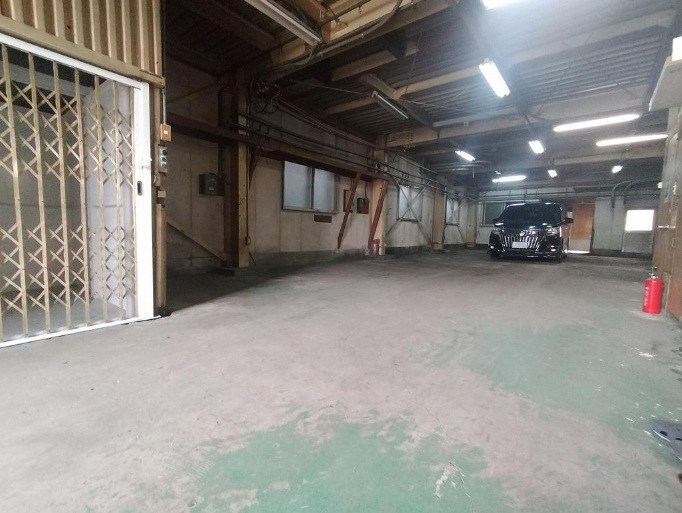 貸倉庫・工場　八尾市 太田新町３丁目　広さ延べ約１２７坪　準工業地域 玄関