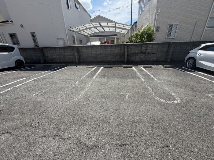 メゾンカムス 駐車場