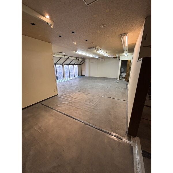 貸店舗・事務所　東大阪市 足代新町　広さ約１９坪　トイレあり　EVあり　エルドムス陽光一番館 玄関