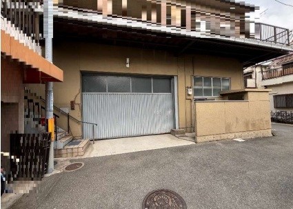 貸倉庫　八尾市 西山本町１丁目　広さ約４７坪　トイレ有　第一種中高層住居専用地域 玄関