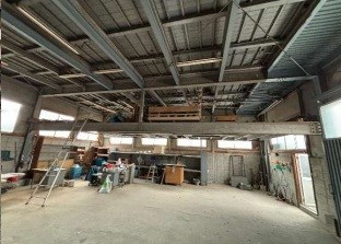 貸倉庫　八尾市 西山本町１丁目　広さ約４７坪　トイレ有　第一種中高層住居専用地域 リビング