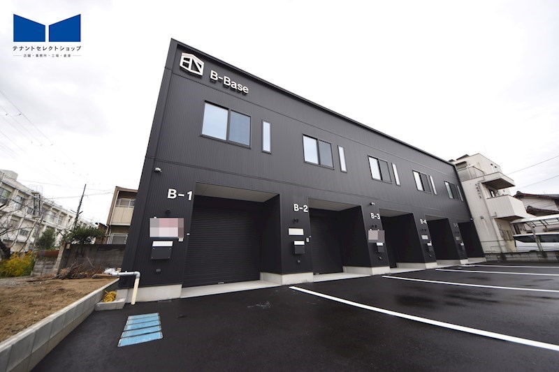 貸倉庫・事務所　八尾市 田井中４丁目　広さ延べ１６坪　駐車スペース３台分　新築ガレージハウス　B-Base 外観