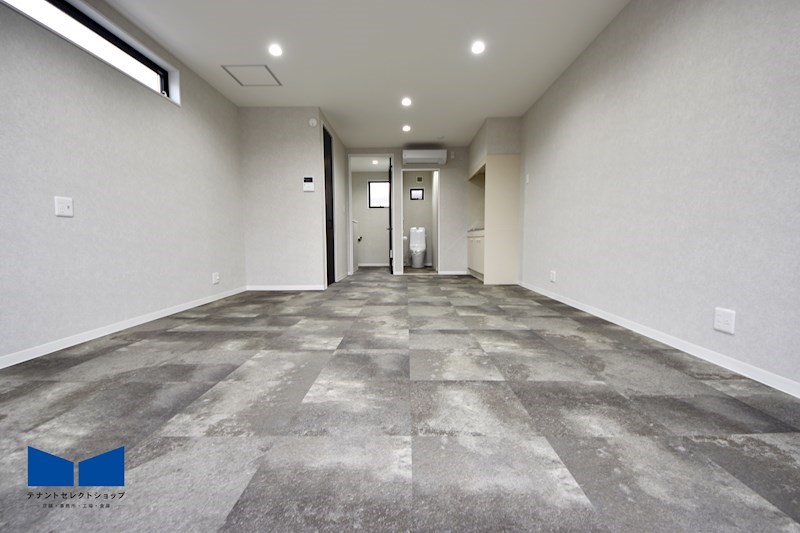 貸倉庫・事務所　八尾市 田井中４丁目　広さ延べ１６坪　駐車スペース３台分　新築ガレージハウス　B-Base その他